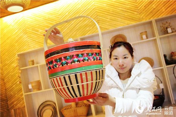 竹篮工艺品既实用也美观 人民网 薛丹 摄