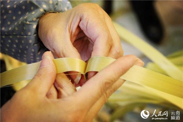 竹篾薄如蝉翼 每一次编织都是技术活 人民网 薛丹 摄