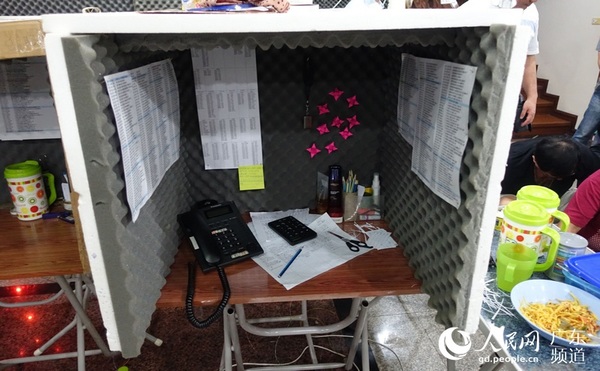 在泰国的电信诈骗窝点内的工作台，犯罪分子在四周都加装了隔音泡沫。来源：广州市公安局