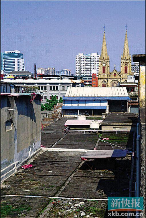 ■站在一德路237号后座三楼天台向北眺望,只能望见石室塔尖,石室主体都被一德路237—245号骑楼及其背后的连片房子阻挡视线。