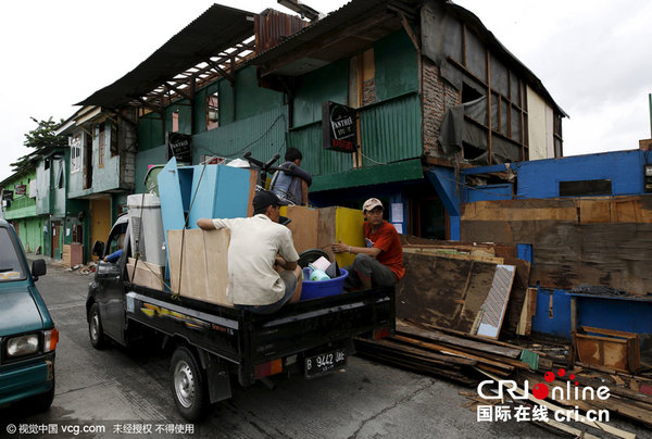 　　国际在线消息：当地时间2016年2月26日，印度尼西亚当局清理首都雅加达红灯区。印尼决定加紧打击所有卖淫活动，并计划到了2019年关闭国内所有红灯区。图片来源：视觉中国