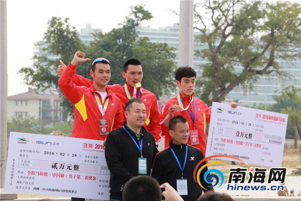 　　中国籍男子运动员前三名登台领奖，南海网记者邓松摄。