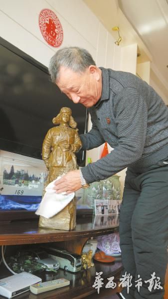 乔安山只要在家中，就会不停地擦拭雷锋雕像，让其不染一尘。