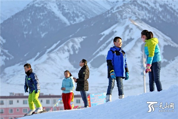 2月24日，几名小朋友在新疆巴里坤县蒲类海滑雪场里游玩。