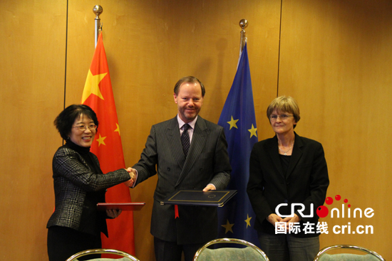 中欧签署互免持外交护照人员短期停留签证协定