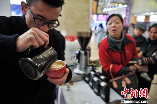 图为嘉宾现场表演咖啡拉花吸引民众眼球。 史广林 摄