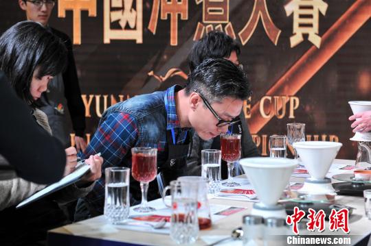图为评委在评审选手冲煮咖啡。 史广林 摄
