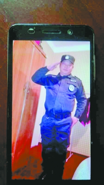 女子手机内存的男子穿警服敬礼的照片。