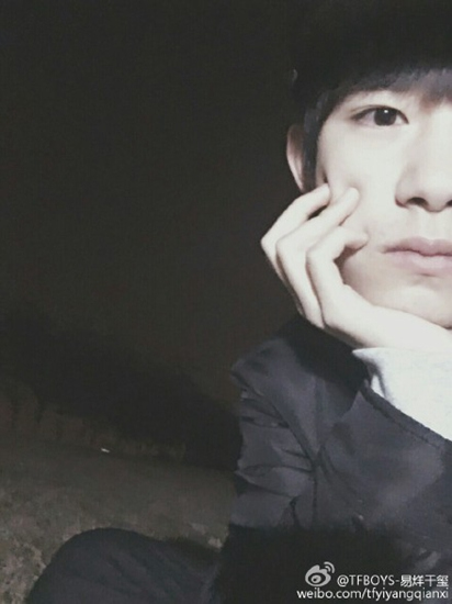 易烊千玺爬树上自拍 脚搭在树枝上玩耍(图)|微