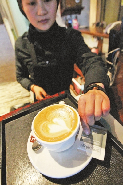 中原首届咖啡拉花大赛举行大河报邀您秀花技