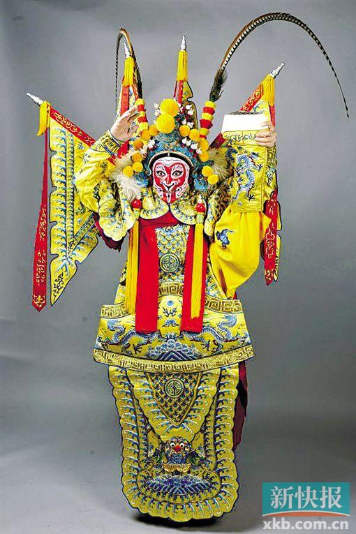 ■郑派猴戏的脸谱来源于广州大佛寺斗战胜佛猿面,图为郑派猴戏传人严庆谷。