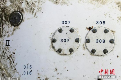 泰国南部渔村居民在岸边发现的铁片残骸。