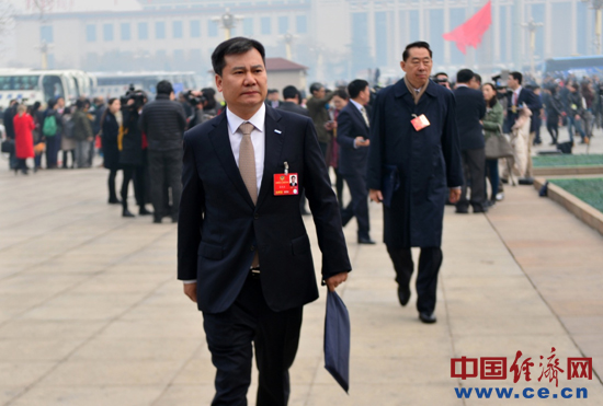 全国政协委员、苏宁控股集团董事长张近东。
