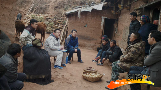 图为爱心团队走访当地群众。马健 提供