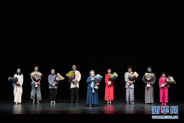 3月3日晚，中国著名剧作家曹禺的经典名作《原野》在新加坡滨海艺术中心上演，演出后剧组谢幕合影。（图片来源：新加坡滨海艺术中心）