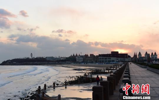 烟台滨海观光路边景色。（资料图）　蔡红文　摄