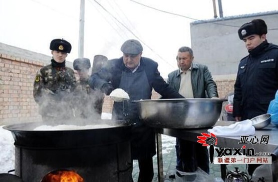 3月4日13时，乌市乌拉泊公安检查站，吾不力·哈斯木店里的工作人员正在做牛肉抓饭。