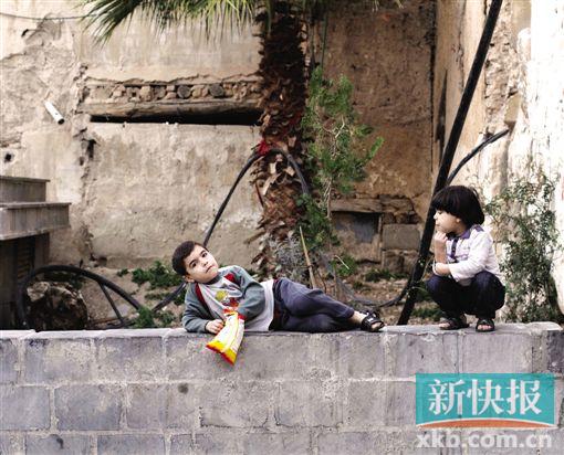 ■叙利亚局势明显缓和,首都大马士革的小孩也敢出门玩耍。新华社发