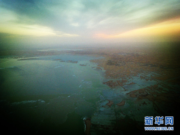 海勃湾水利枢纽上游开河（摄于3月4日18时30分）(飞手 王虎 摄)