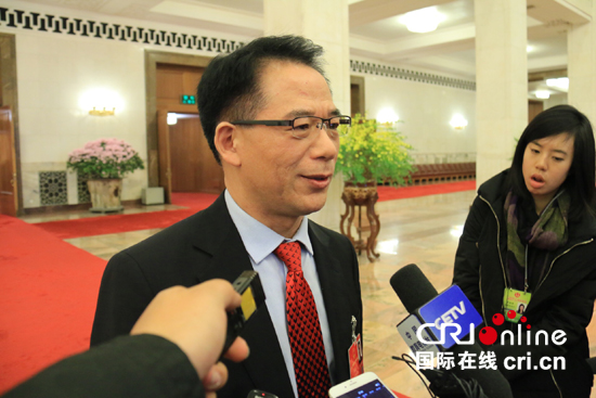 　人大代表焦念志接受记者采访。摄影：杨磊