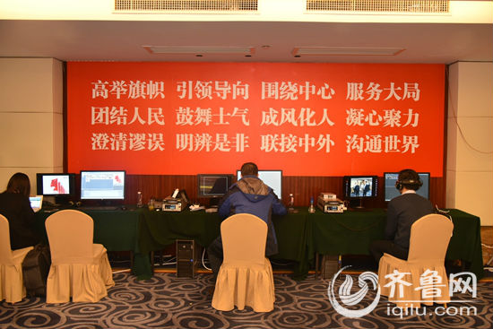 习近平总书记在新闻舆论工作座谈会上提出的48字精神被悬挂在了演播室最显著的位置 (齐鲁网实习记者 刘玉良 摄)