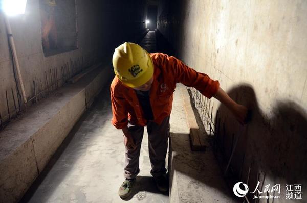 中铁隧道集团的工作人员正在隧道内进行施工。