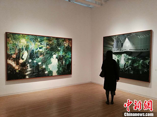 崔君、莫頔、狄青个展开幕现场，图为参观者在莫頔作品前。宋宇晟 摄