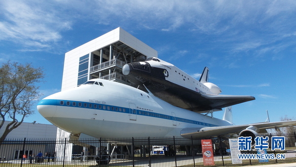 专门运送航天飞机的ＮＡＳＡ９０５型波音飞机及航天飞机模型。新华网记者张永兴摄
