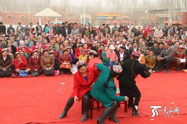 新疆大学住村工作组与村民共庆妇女节|党支部