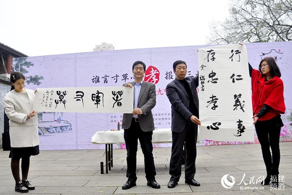 书法家为“拗九节”公益活动奉献墨宝。吴隆重 摄