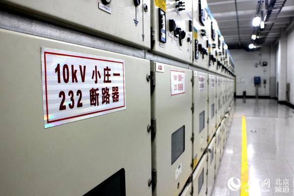 一排排的机器，指向一座座写字楼，工厂，学校。王俊秀说，这里其实是她们工作的主战场。如果哪个分区发生电路故障，她们会在不断电，不影响居民生活的情况下，把故障修复好，重新送电。（人民网 赵青 摄）