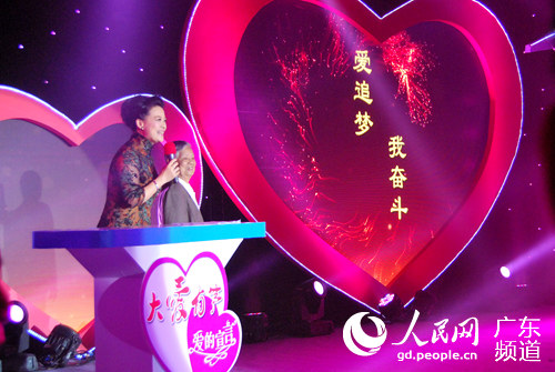 第一届全国妇代会代表、抗日宣传队队员、年逾九旬的谭英老人（右）领衔发布羊城女性“爱的宣言”。钟哲 摄