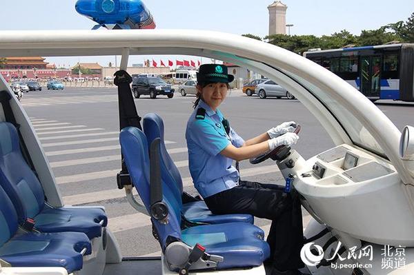 开着“拉风”的警车去巡逻。