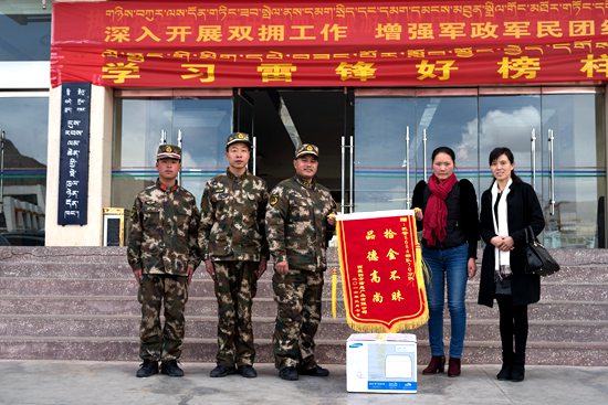 赠送锦旗。翟亚力 摄