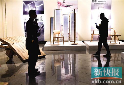 ■1月9日,“第二届中国设计大展及公共艺术专题展”在深圳开幕。展览旨在通过构建专业、权威的国家级展览平台,引领和促进中国设计和公共艺术的创新发展。参观者在参观展出的家具设计作品。 新华社发