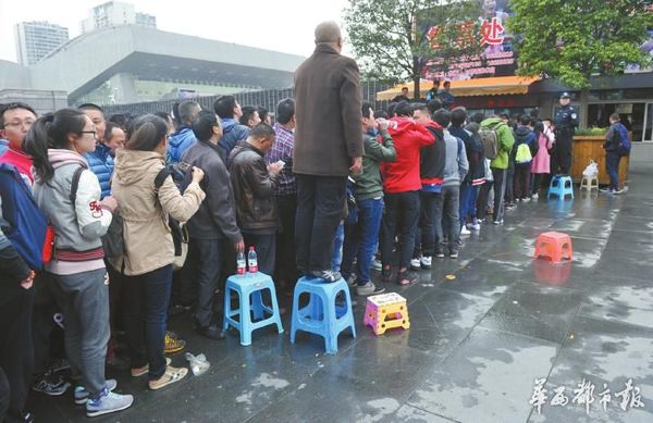四川球迷通宵排队抢购CBA总决赛球票:排17个