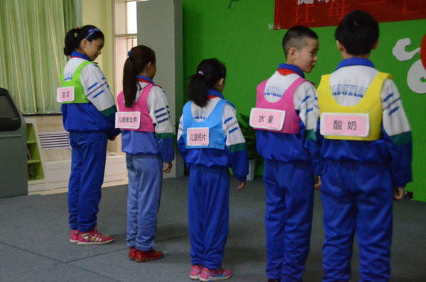 通过小小撕名牌游戏，学生们了解了哪些是健康的食品