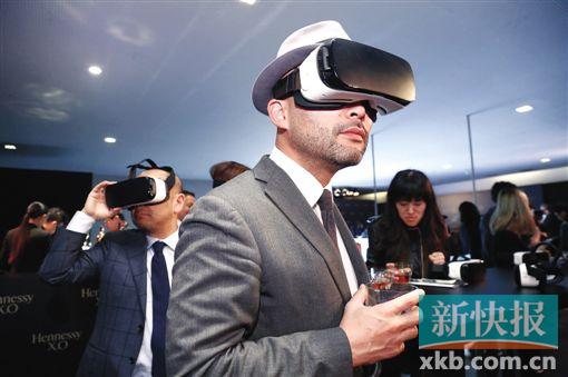 ▲来宾在现场体验由“虚拟现实”技术360°全方位展示的“感官之旅”。