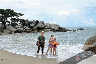 作者昨家人在八叔的海滩上玩耍。