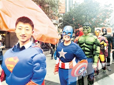 扮成超级英雄,希望雷锋精神对年轻人影响更深