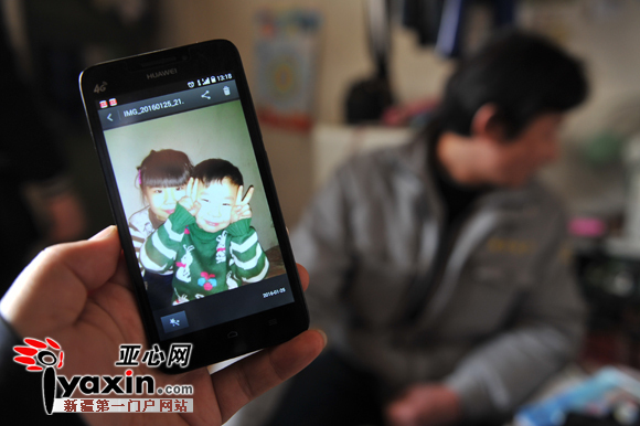 3月10日13时许,张军手机里姝姝和帅帅的照片。记者 陈峰 摄