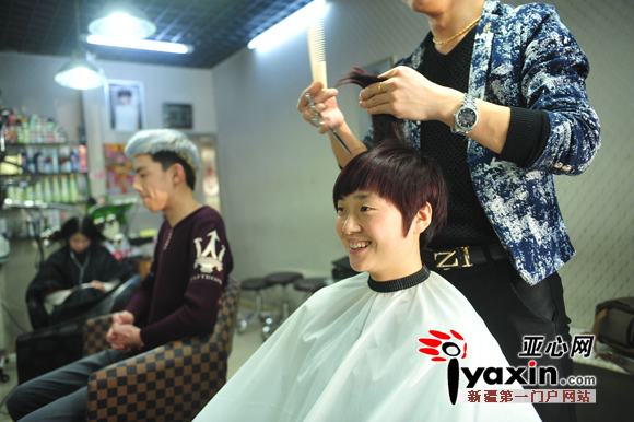 3月10日,在乌鲁木齐市西虹路新顶点理发店,理发师正在为顾客理发。
