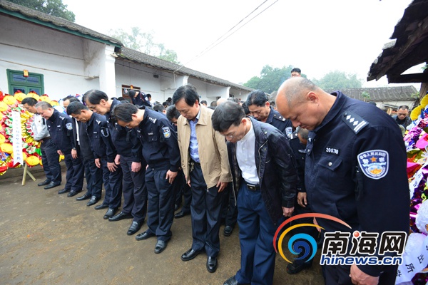 3月10日,战友、亲人、朋友自发地来到追悼会现场,送朱国茂最后一程。(公安供图)