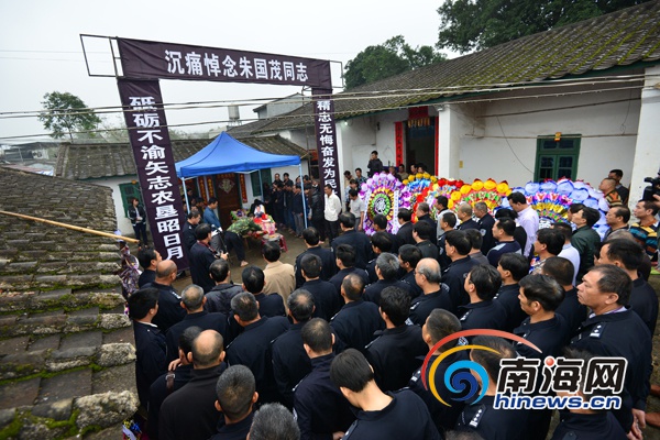 3月10日,战友、亲人、朋友自发地来到追悼会现场,送朱国茂最后一程。(公安供图)