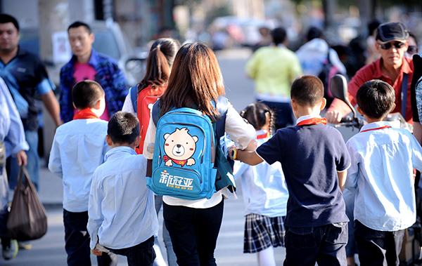 年幼孩子上学接送难问题普遍存在代表建议设校内托管所