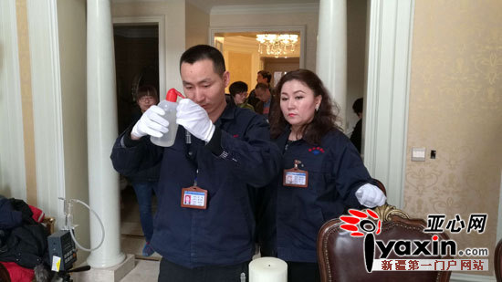 质检院工程师现场演示甲醛检测过程。亚心网记者 龚彦晨 摄