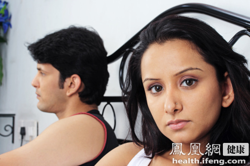 女人一个死穴男人不能碰(供图/华盖) 孔子说惟女人和小人难养,其实,孔圣人之话差矣,女人其实并非想象中那般难养,只要不碰着女人的死穴,女人大多都不会由绵羊变成老虎,就拿恋爱来说吧,男人与一名女子谈恋爱,只要不碰以下几大死穴,一般情况下都是安全的,如果碰上了,那无异于碰到地雷。 死穴一:绝对服从 女人都喜欢体贴的男人,没错,但体贴也是要看场所的。你在生活上对女人怎么体贴,女人都会笑纳,但如果你在众人面前等她发号施令,你才能行世做人,境况恐怕就不是那么妙了。因为并非所有的女人都期望丈夫是妻管炎的。