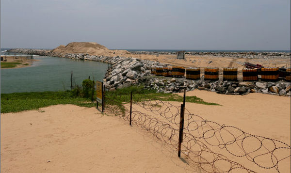 　　港口城项目现场用中英文书写的禁止入内警告牌。新华社记者 黄海敏 摄