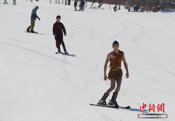 长春滑雪爱好者搞怪着装共度光猪节|滑雪|滑