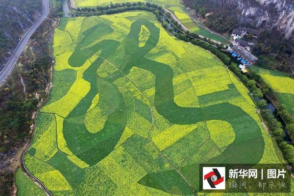 　　 2016年3月12日，在贵州省安顺市龙宫风景区用无人机拍摄的“龙”字。图片来源：视觉中国